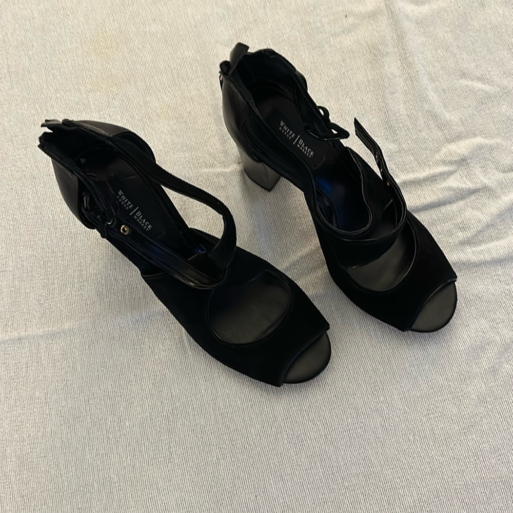 Open toed chunky heel